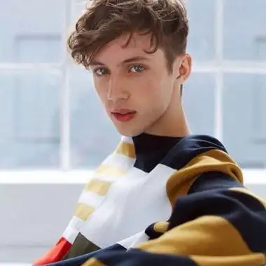 6686体育官网铁牌作者Gwen